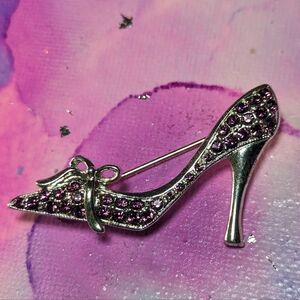 Vintage Signed Monet high heel lapel pin. In excellent condition!